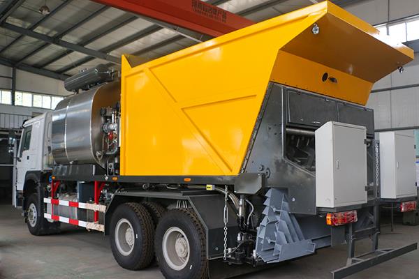 Synchronous chip sealing truck_2